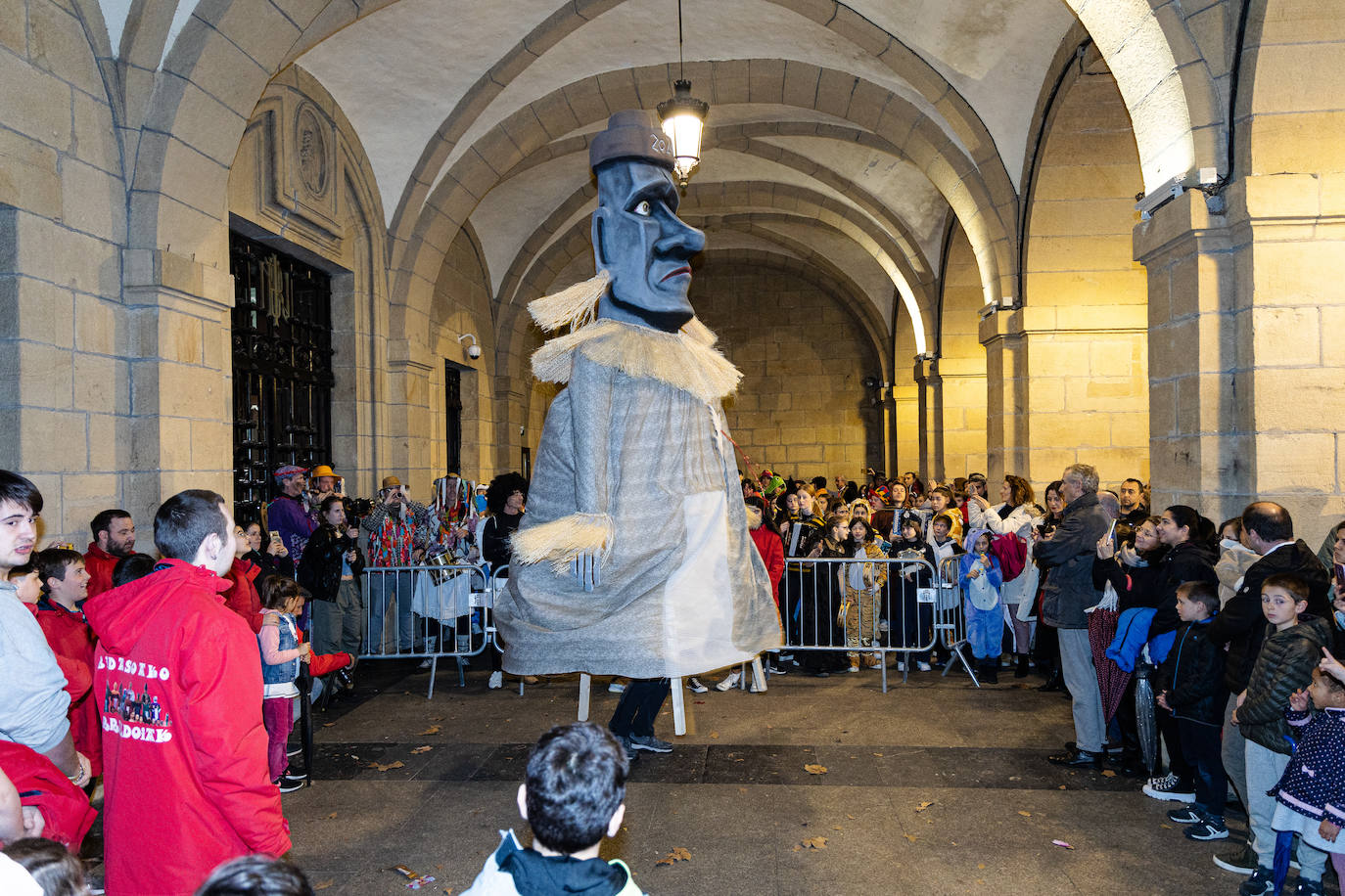 Zanpantzar ya se deja ver por las calles de Irun