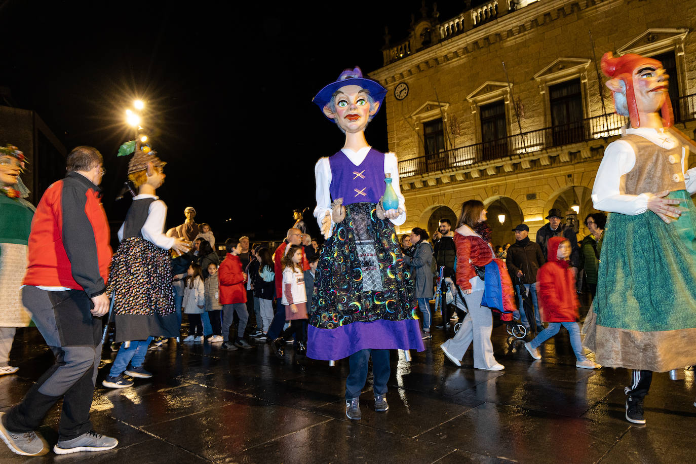 Zanpantzar ya se deja ver por las calles de Irun