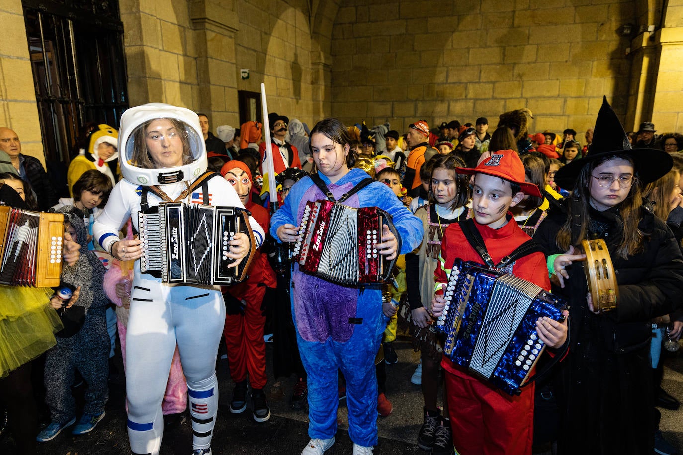 Zanpantzar ya se deja ver por las calles de Irun
