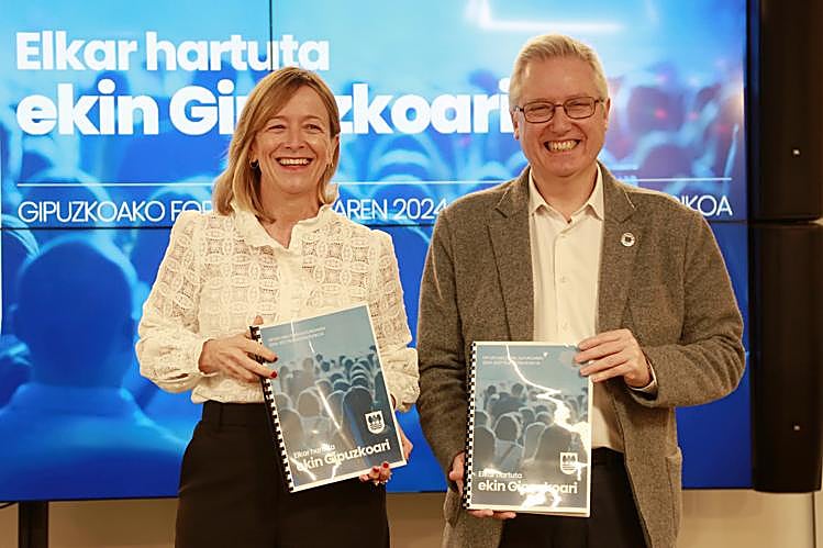 Eider Mendoza y José Ignacio Asensio en la presentación del Plan Estratégico de Gipuzkoa.