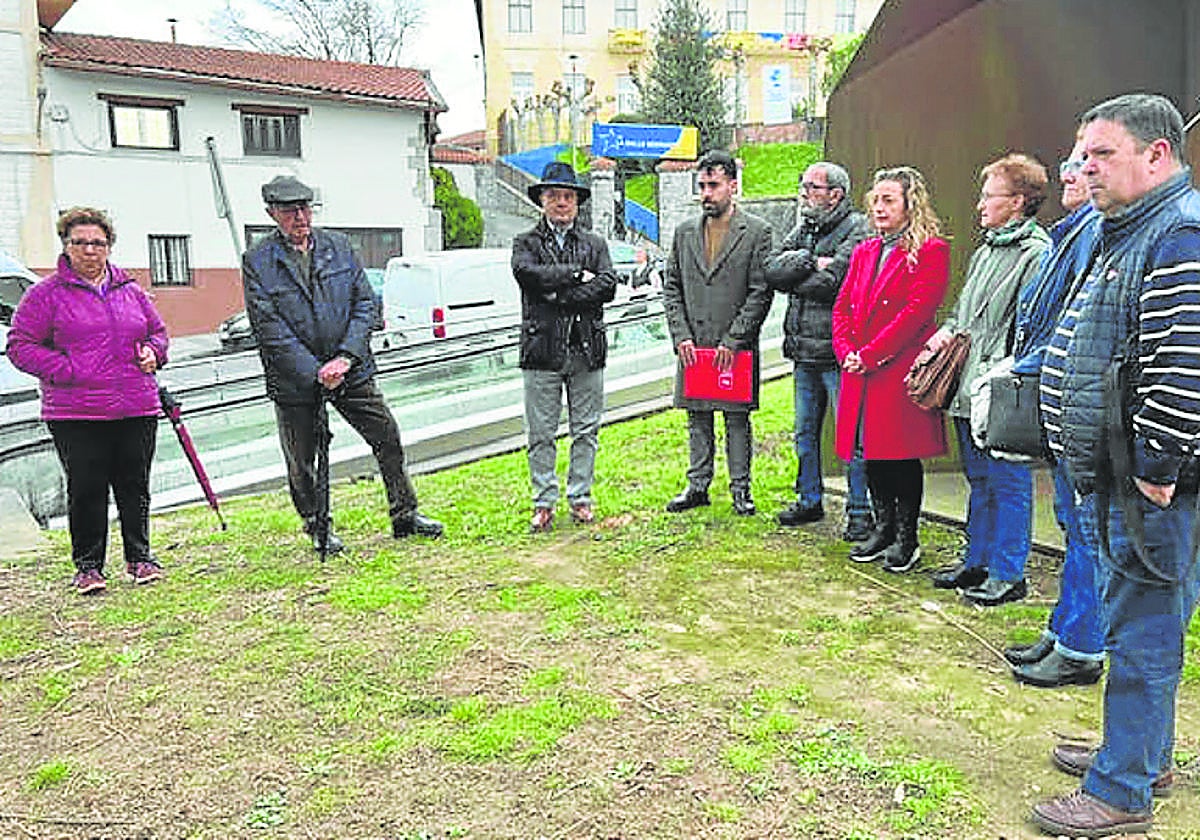 Momento de la ofrenda floral, ayer en Andoain.