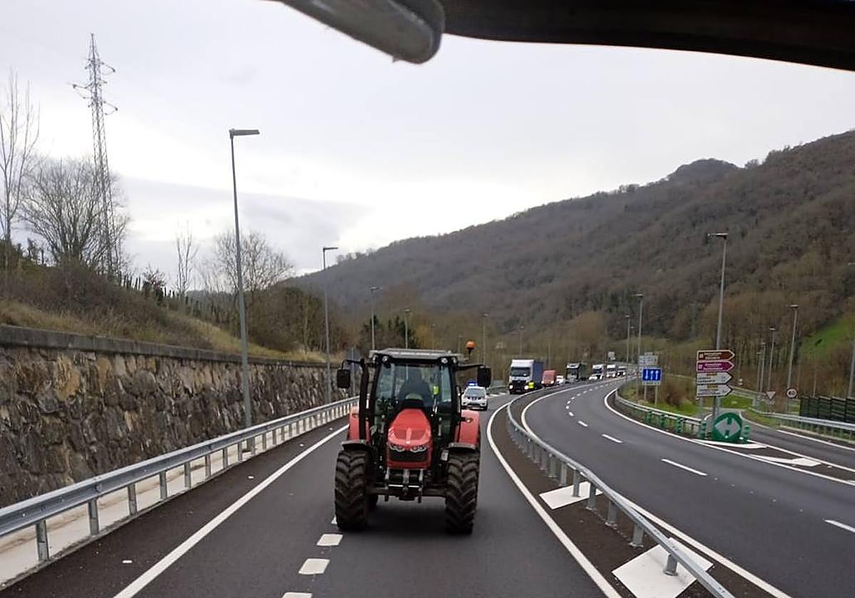Agricultores y ganaderos de Baztan-Bidasoa en la N-121A.