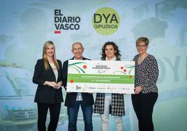 Isabel Cortadi de DV entregó el cheque a Javier Barace, Irene Tapia y Maider Makazaga, responsables de DYA Gipuzkoa.