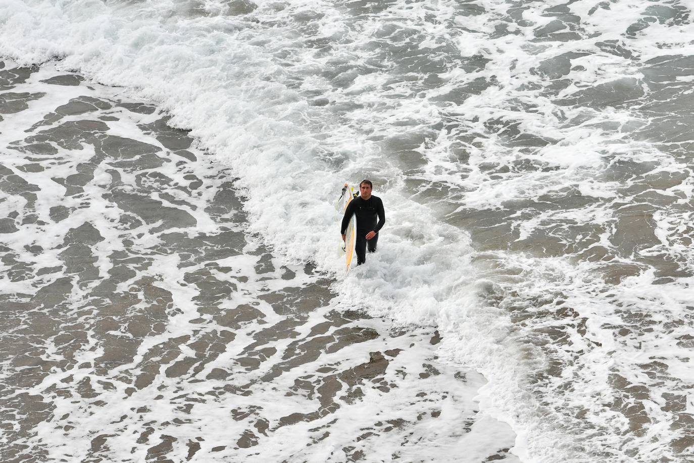 Surfistas al lado del flysch