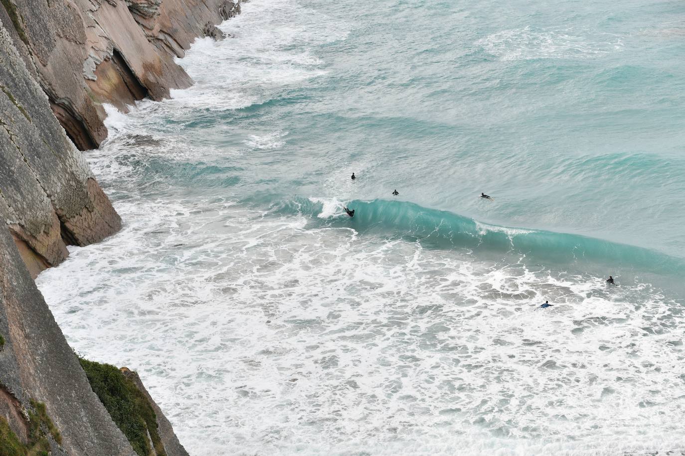 Surfistas al lado del flysch