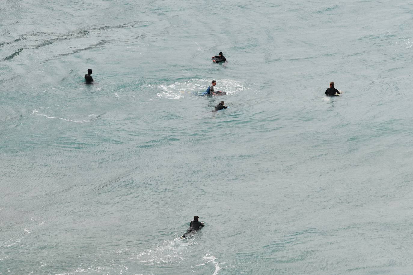 Surfistas al lado del flysch