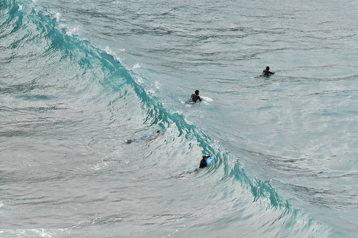 Surfistas al lado del flysch