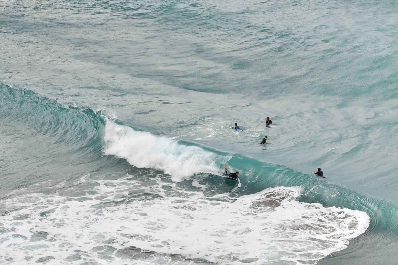 Surfistas al lado del flysch