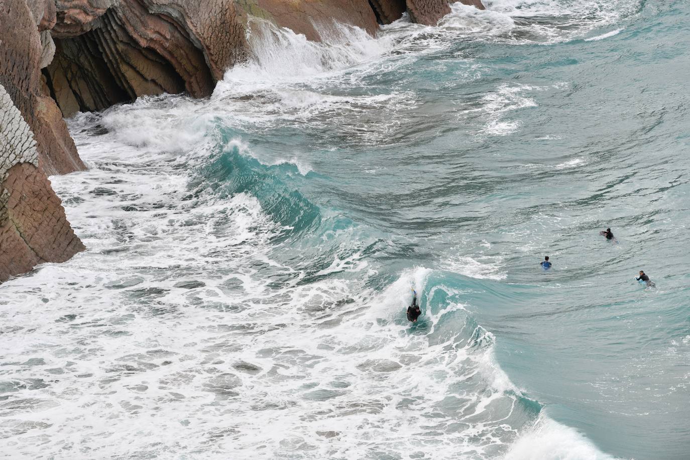 Surfistas al lado del flysch