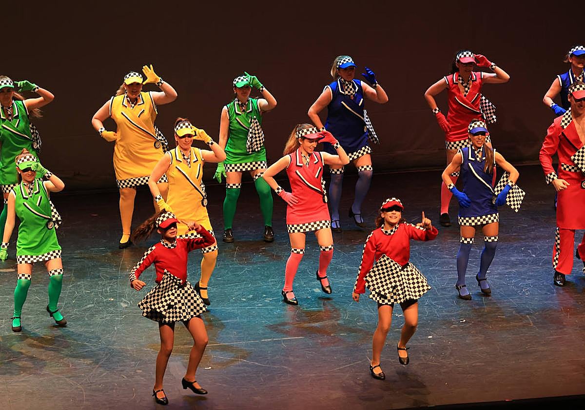 Sobre el escenario del Amaia desfilaron las comparsas en su puesta de largo.