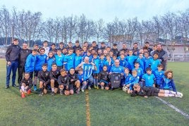 El presidente de Texas C.F, Ángel Rosa Nevado, y el presidente de la comisión de euskera, Jon Atxordoki Rekondo, junto con varios equipos de Texas C.F.