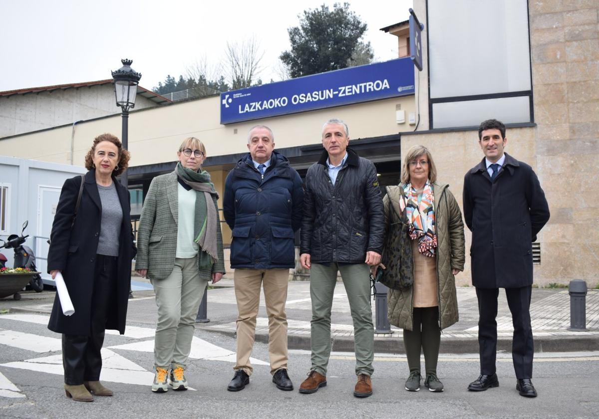 Representantes del departamento de Salud junto al alcalde Zubiarrain, ante el centro de salud local tras la reunión.