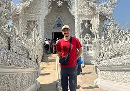 Aitor Muñoz disfruta de unas merecidas vacaciones en Tailandia junto a otros compañeros de Medicina.