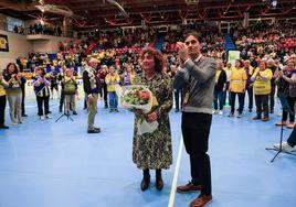 Sonia y Zigor García, hijos de Beñardo, agradecen el 'Agur jaunak' cantado por el coro Ametsa y el homenaje de Artaleku.