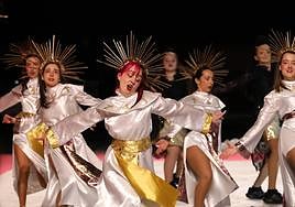 La comparsa Showtime presentó su particular religión, «muy nuestra, nueva y carnavalera».