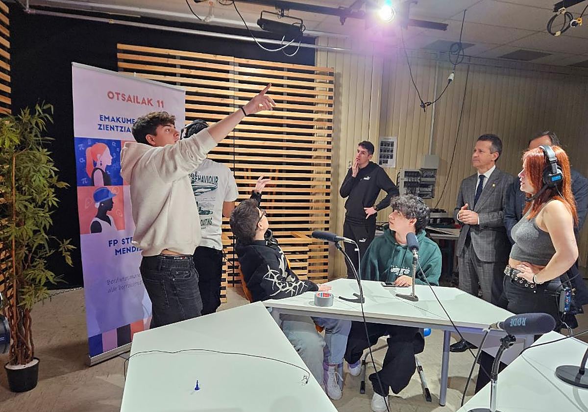 El consejero de Eduación, Jokin Bildarratz, y alumnos de FP durante la presentación en Vitoria del nuevo modelo.