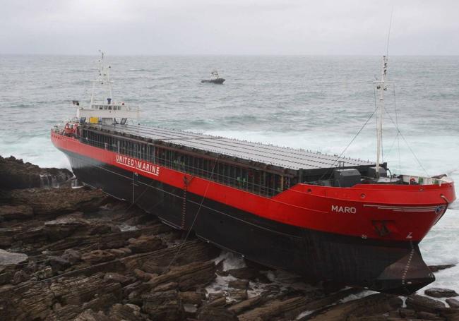 El 'Maro' encalló junto a la costa entre el puerto de Pasaia y Hondarribia