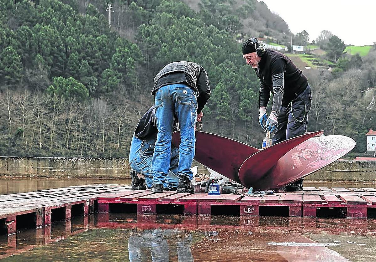 El donostiarra Juan del Río y dos alumnos suecos trabajan en una gran hélice en Albaola.