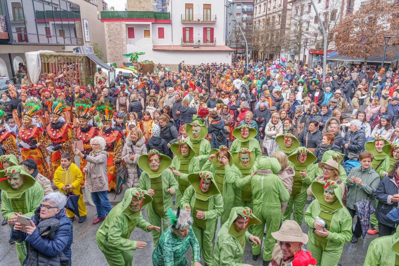 Una gran multitud se reunió por la mañana en la plaza Okendo a ver el concurso de disfraces.