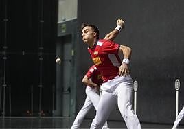 Jon Ander Peña se apuntó cinco tantos de saque ayer en el Bizkaia. Detrás, Albisu.