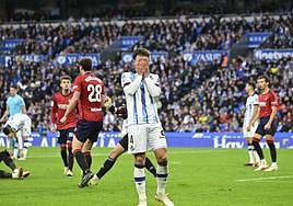 Martin Zubimendi se tapa la cara tras una de las ocasiones que tuvo ayer la Real ante Osasuna.
