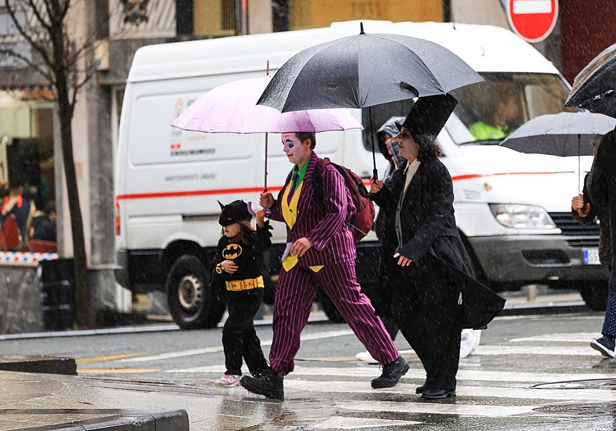 Aunque no hubiera desfile, muchas familias y cuadrillas irundarras echaron mano de los paraguas para disfrutar del Sábado Regular.