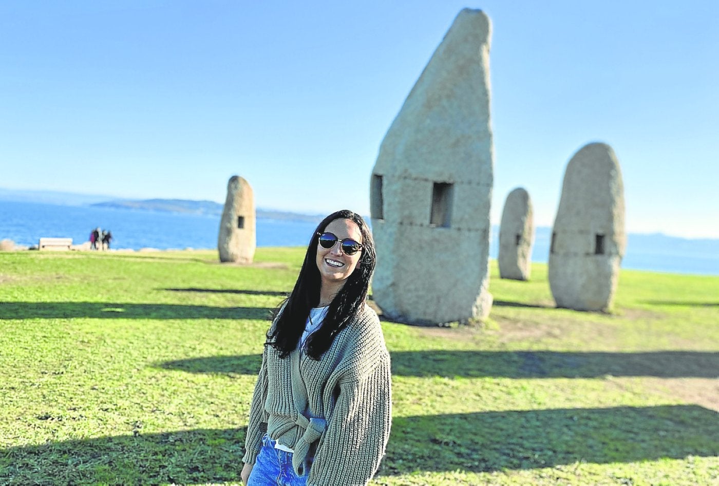 Oihana Martínez Azkona, en Parque Dos Menhires de A Coruña, conjunto escultórico de doce piezas.
