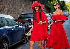 El rojo, con permiso del negro, es el color de las alfombras rojas en este 2024