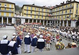 La plaza Euskal Herria resultó ser un escenario perfecto para la parada central de la tamborrada infantil del Veleta.