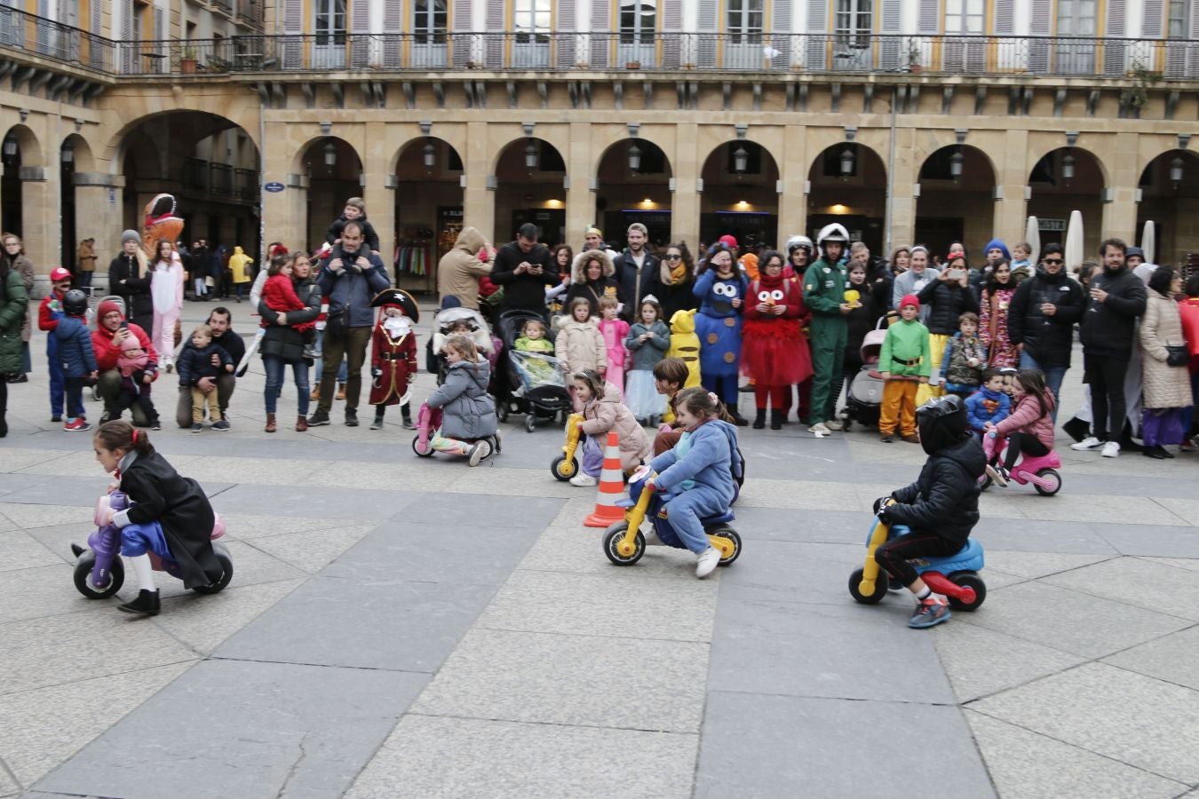 Los donostiarras se echan a la calle con el carnaval
