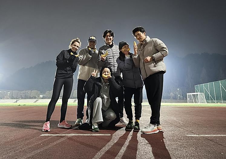 Con sus nuevos amigos coreanos tras un entrenamiento.