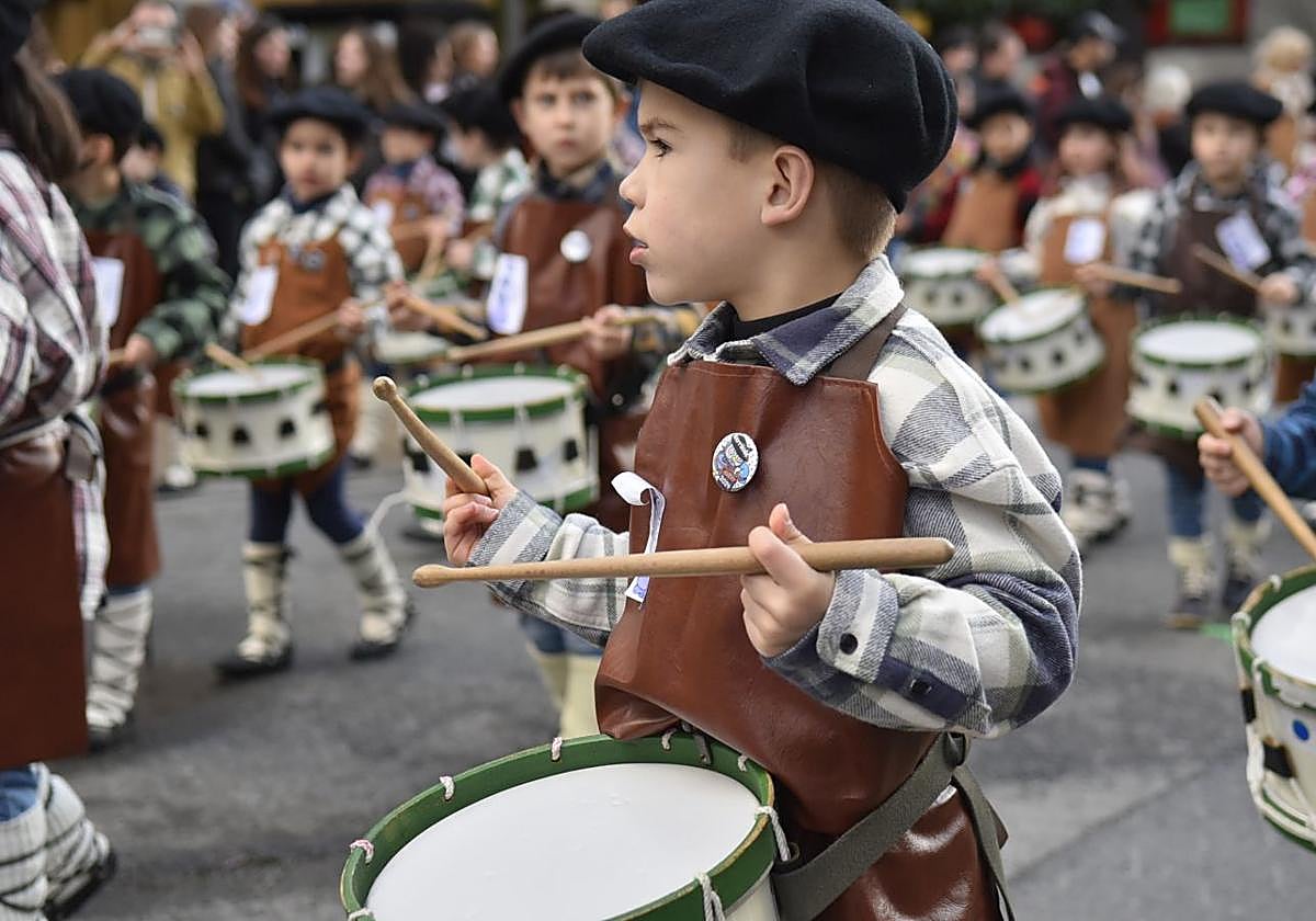 La tamborrada infantil sobrevive a la lluvia en Tolosa