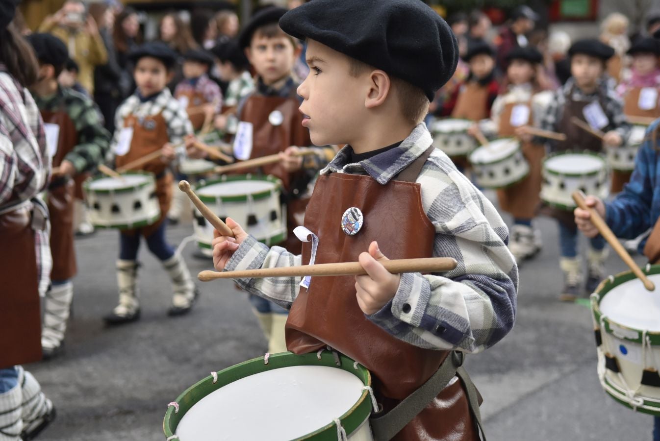 La tamborrada infantil sobrevive a la lluvia en Tolosa