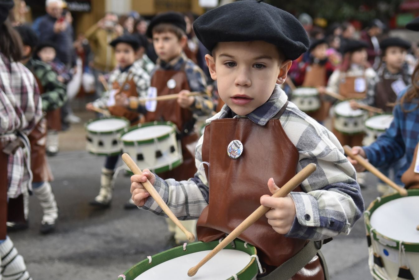 La tamborrada infantil sobrevive a la lluvia en Tolosa