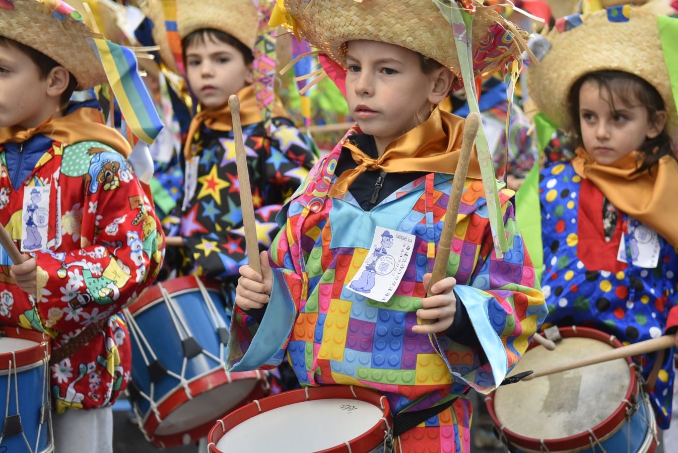 La tamborrada infantil sobrevive a la lluvia en Tolosa