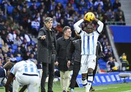 Imanol da indicaciones mientras Traoré saca de banda.