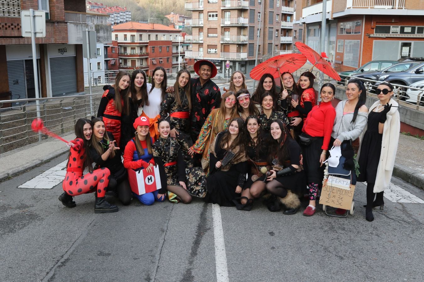 El color del carnaval impregna la localidad de Elgoibar