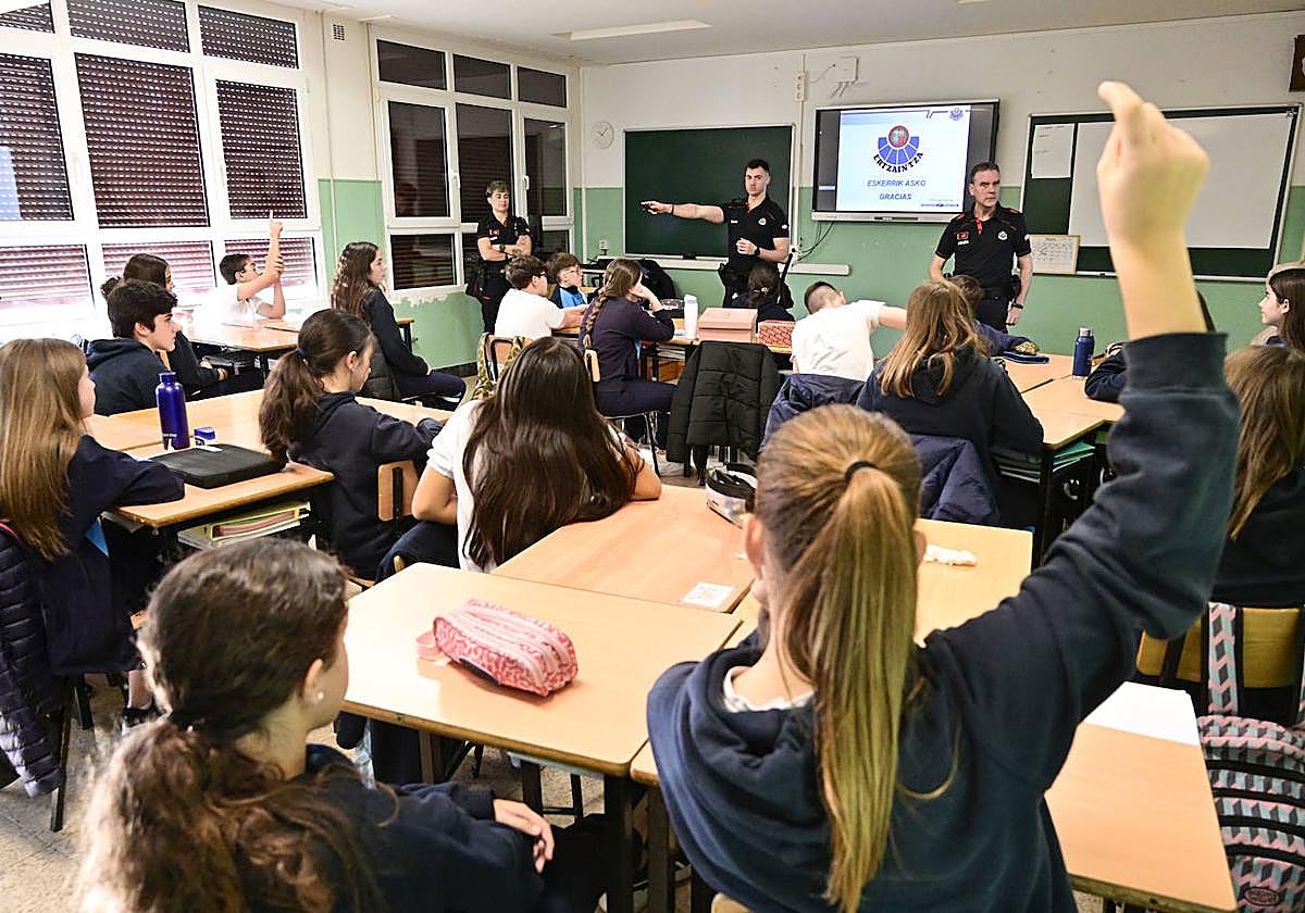 Esta semana los alumnos de 2º de la ESO del colegio Mary Ward de Donostia han recibido una charla sobre los peligros de internet y las redes sociales por parte de la Ertzaintza.