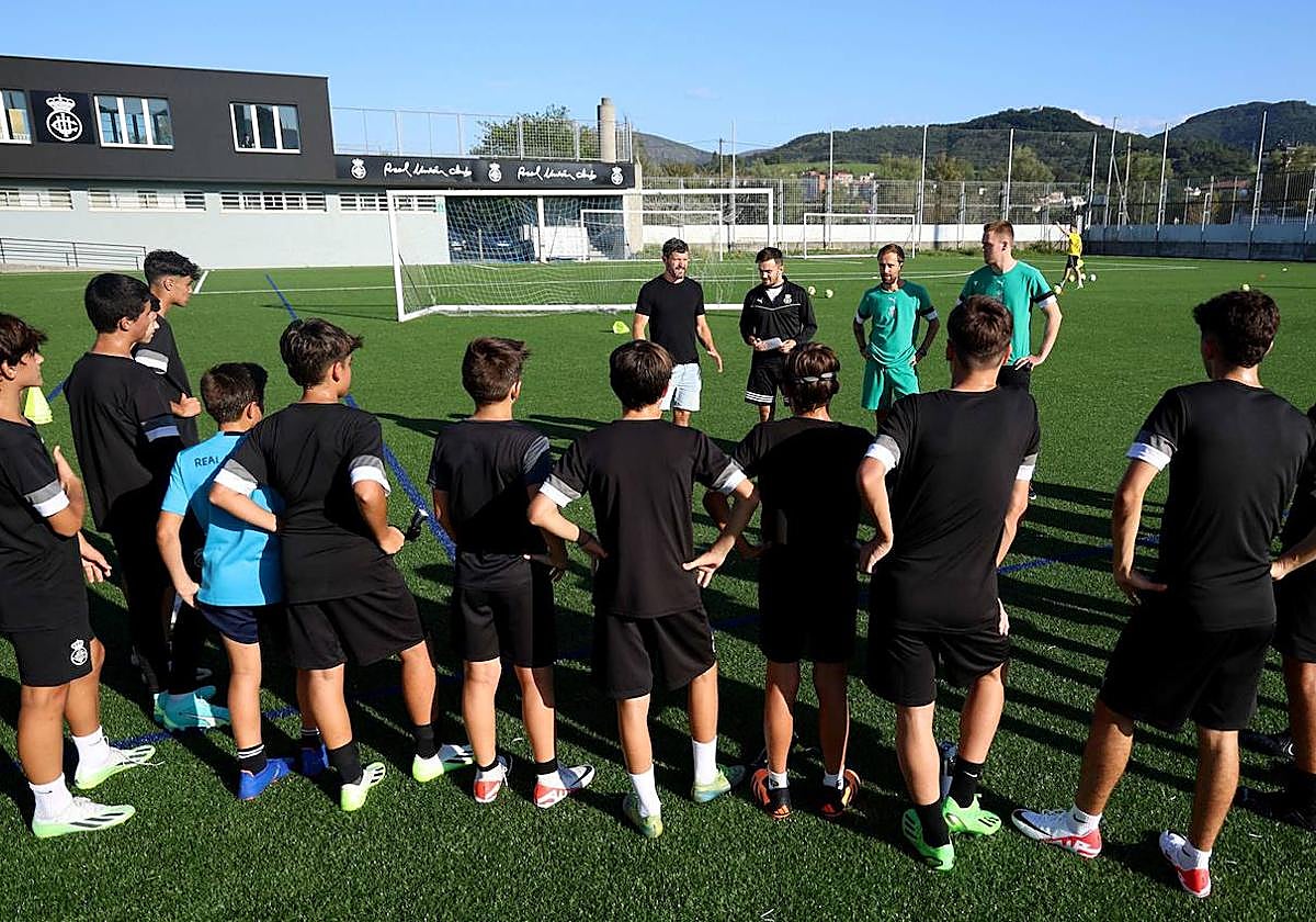 Jugadores de las categorías inferiores del Real Unión atienden a sus monitores en Gal.