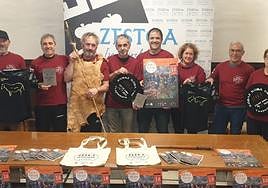 Antolatzaileak, laguntzaileak eta boluntarioak probaren aurkezpenean.