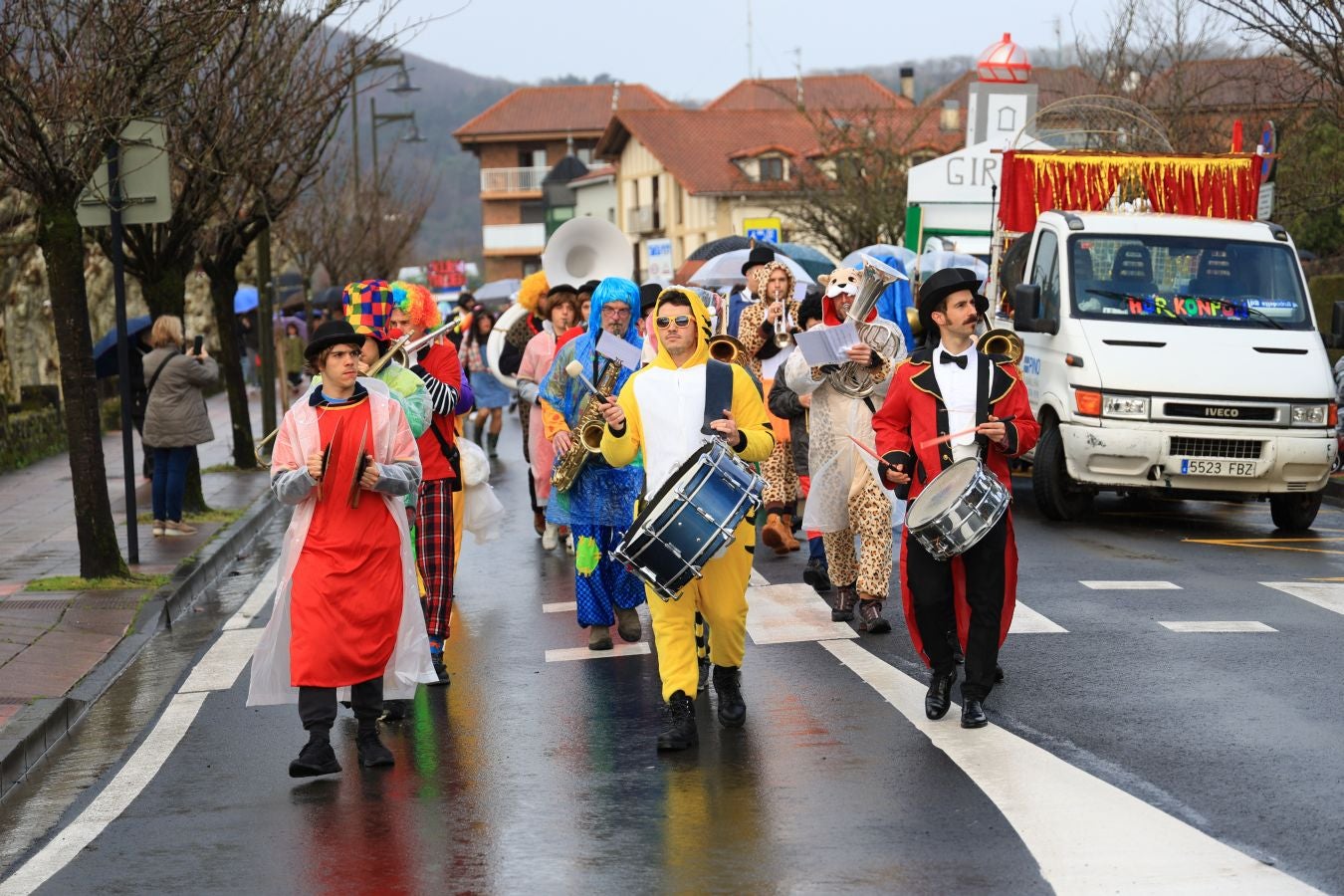 Las comparsas inundan Hondarribia de un gran colorido