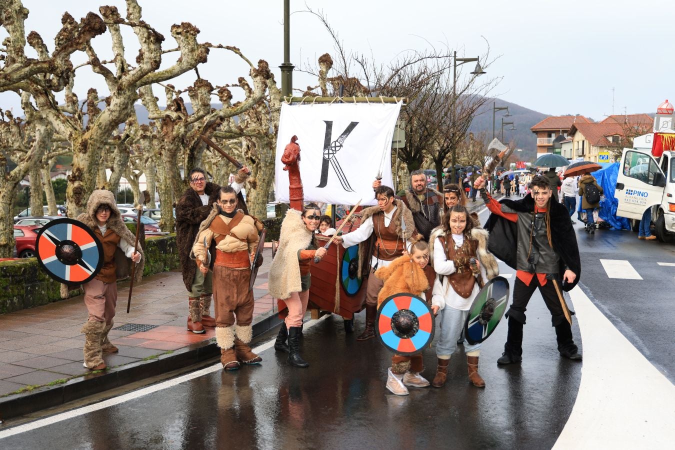 Las comparsas inundan Hondarribia de un gran colorido