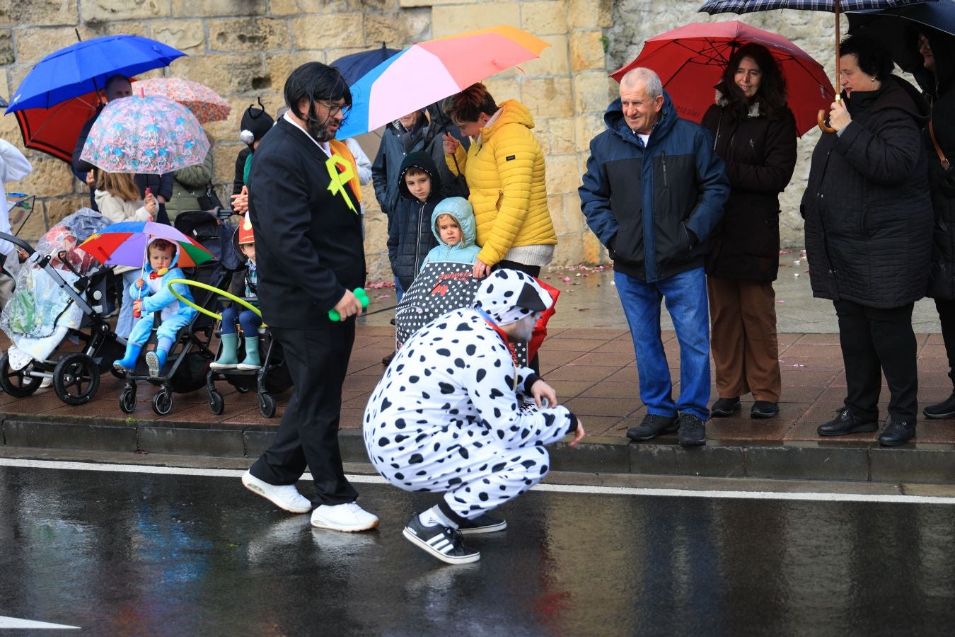 Las comparsas inundan Hondarribia de un gran colorido