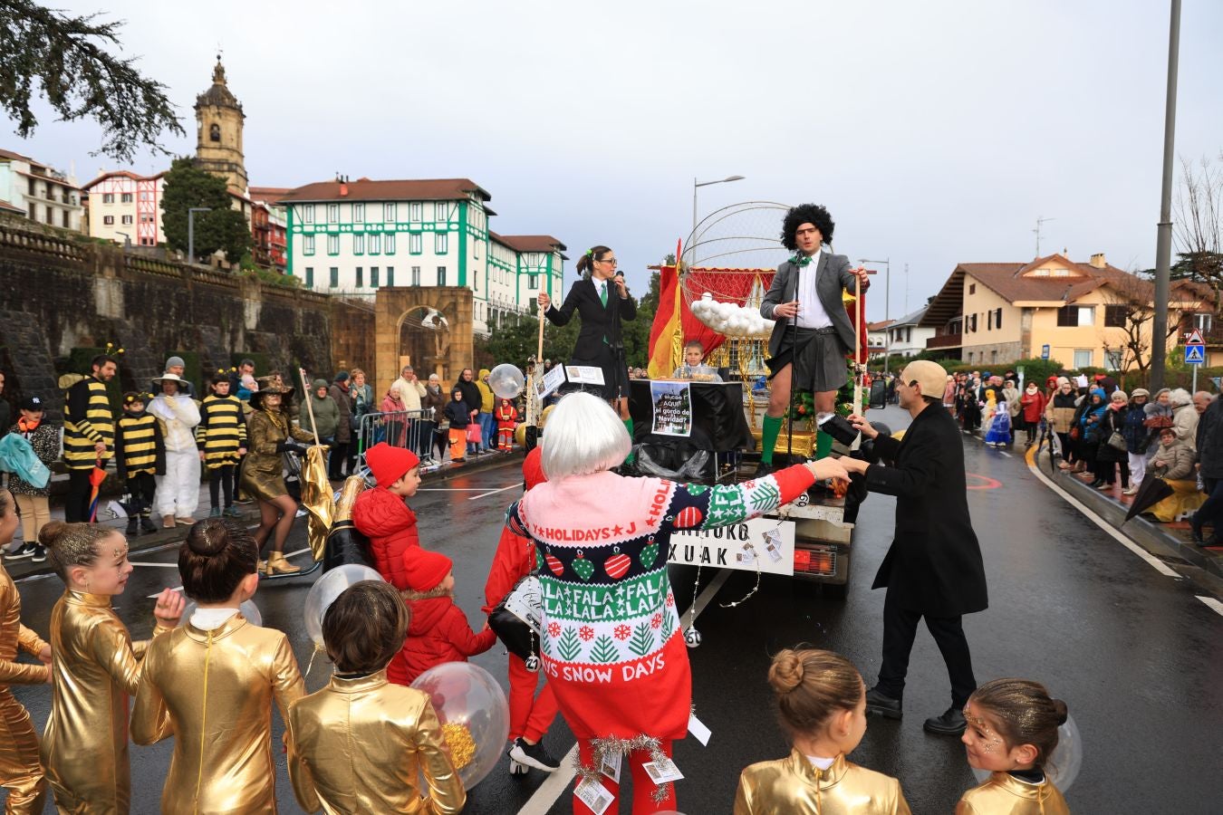 Las comparsas inundan Hondarribia de un gran colorido