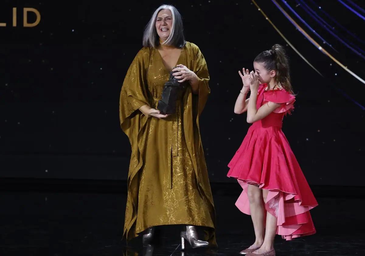 La emoción de la niña Sofía Otero al entregar el premio a su compañera Ane Gabarain