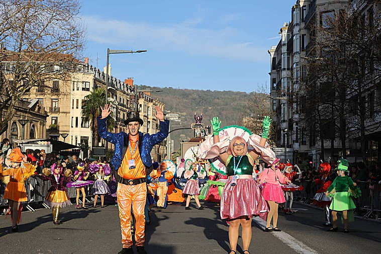 Una de las comparsas durante su actuación por el Boulevard donostiarra.