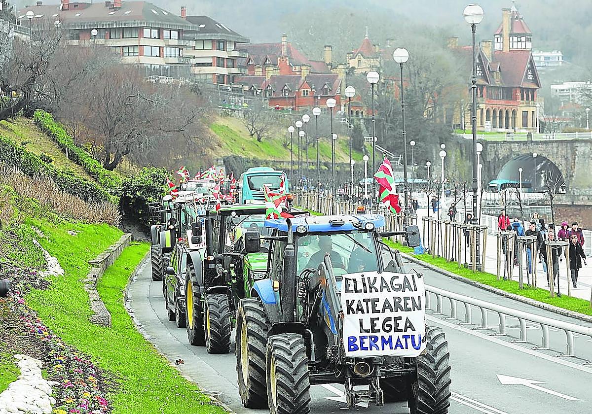 La caravana de tractores, a su paso por el paseo de La Concha, en Donostia.