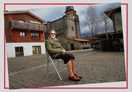 'Bibi' Tejeria, con la silla del 90 aniversario de DV en la plaza de Aduna.
