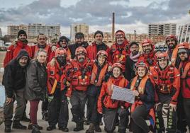 La tripulación del 'Aita Mari' horas antes de partir del puerto de Vinaròs.