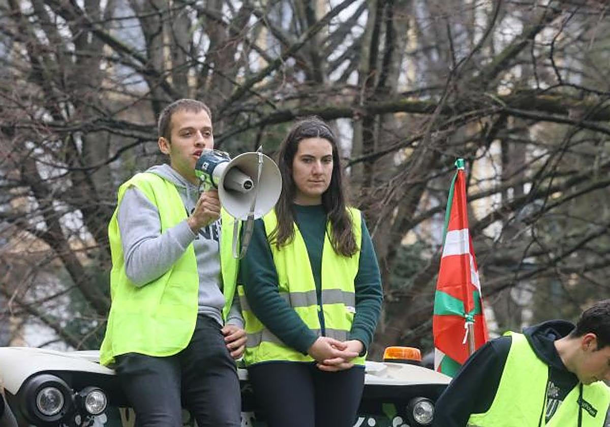 Joseba Pagadizabal, con un altavoz, a la llegada de la tractorada a la plaza Gipuzkoa de Donostia.